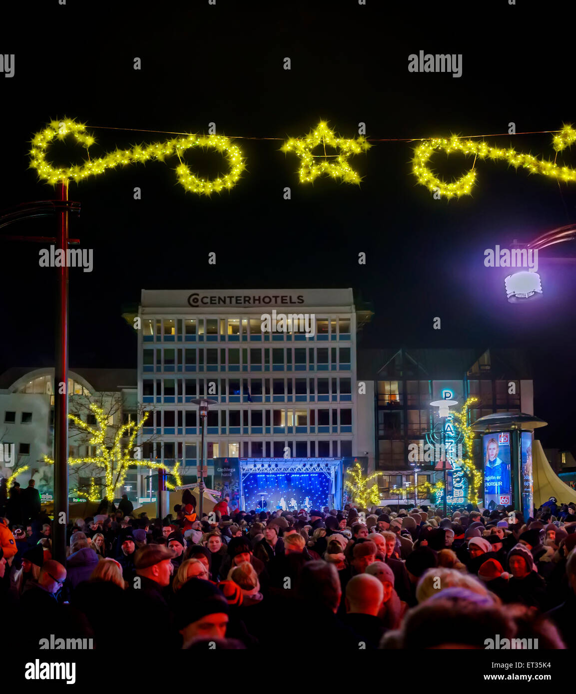 Menschen downtown für ein Konzert im Freien in der Weihnachtszeit, Reykjavik, Island Stockfoto