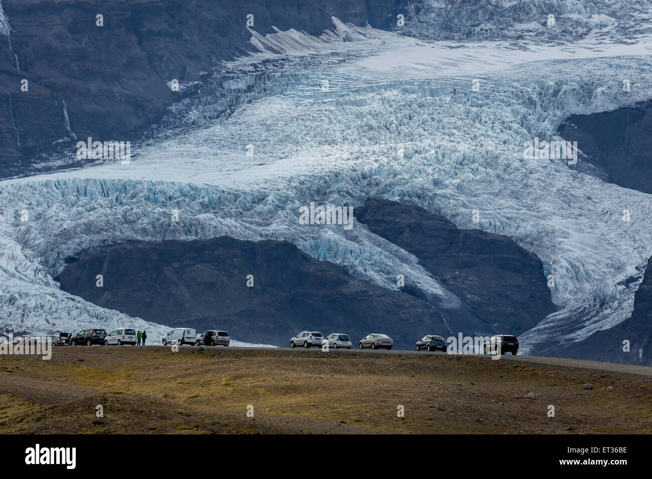 Jeeps durch Fjallsarjokull Gletscher, Island aufgereiht. Stockfoto