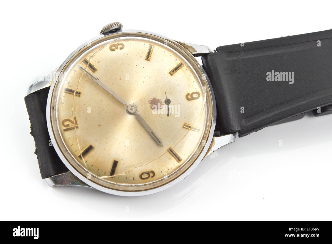 Nahaufnahme der alten gebrochen Armbanduhr isoliert auf weiss Stockfoto