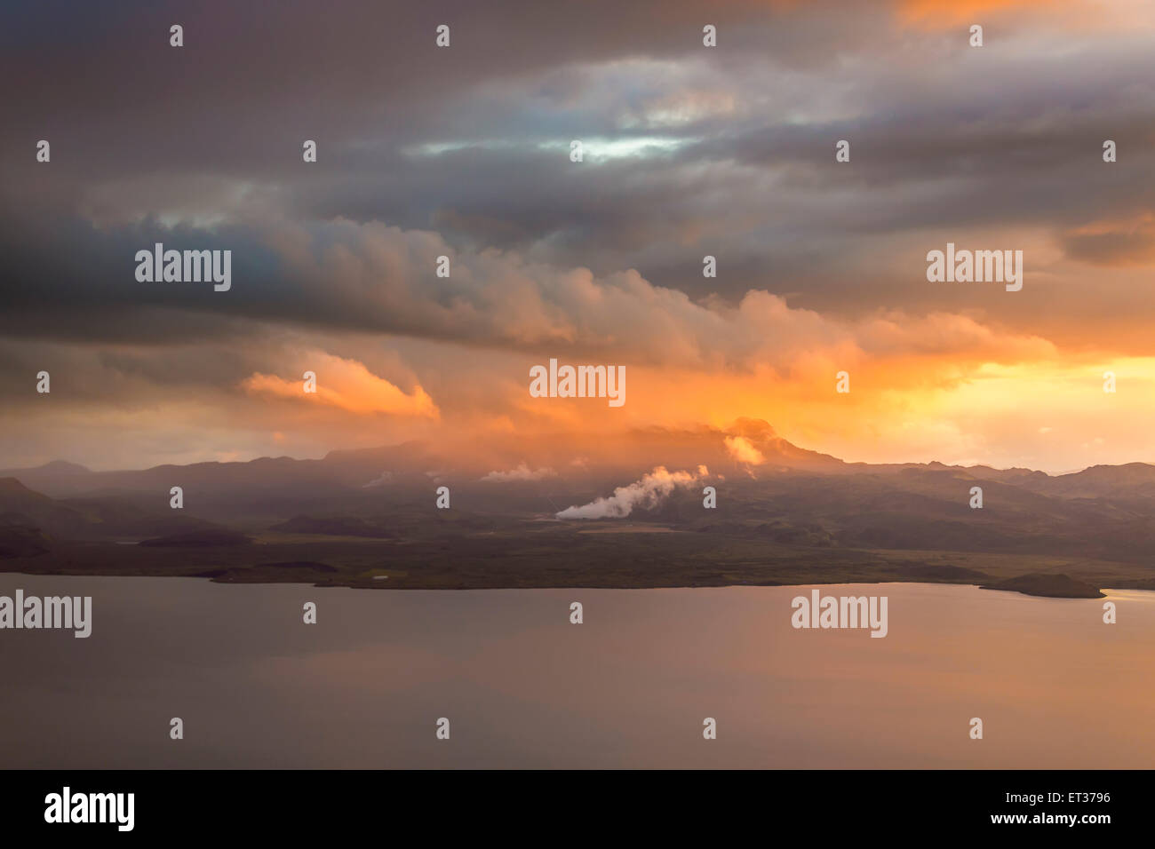 Sonnenuntergang über See Thingvellir mit Nesjavellir Kraftwerk im Hintergrund, Island Stockfoto