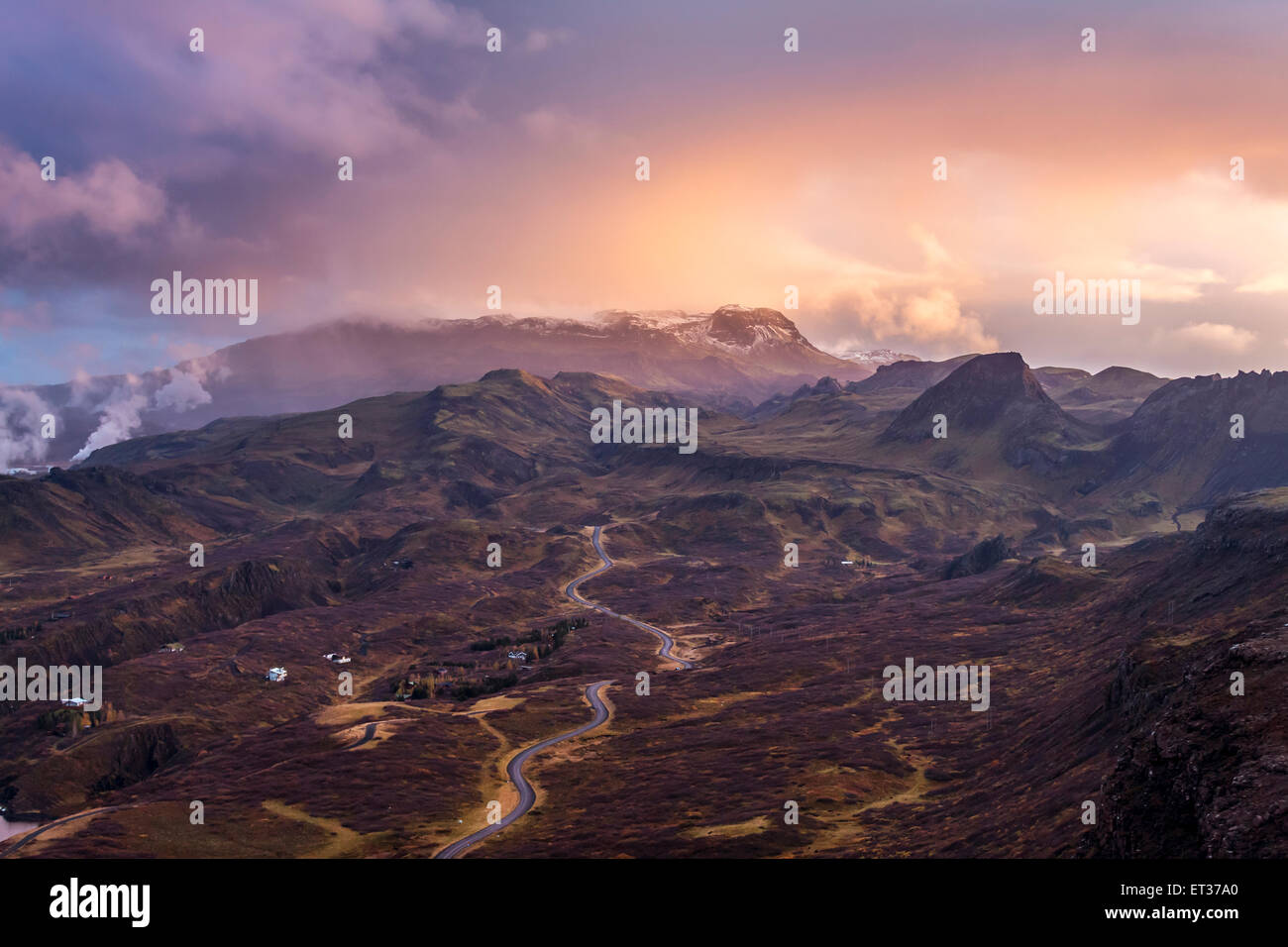 Hellisheidi mit Nesjavellir Kraftwerk im Hintergrund, Island Stockfoto