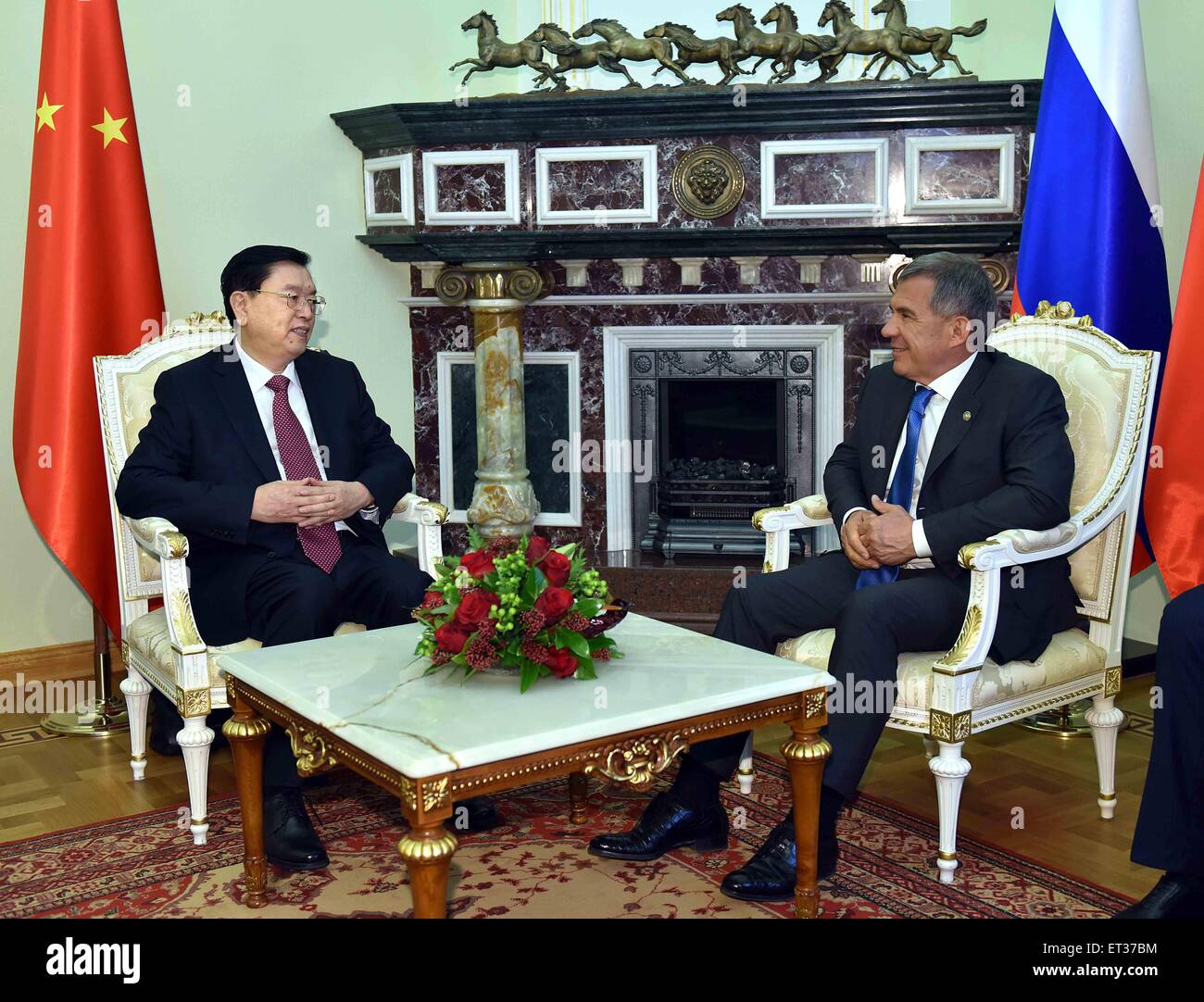 Kazan, Russland. 10. Juni 2015. Zhang Dejiang (L), Vorsitzender des ständigen Ausschusses China des nationalen Volkskongresses, trifft sich mit Rustam Minnikhanov, Präsident der russischen Republik Tatarstan, in Kasan, 10. Juni 2015. © Li Tao/Xinhua/Alamy Live-Nachrichten Stockfoto