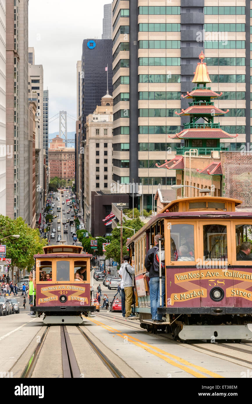 Zwei Seilbahnen Verkehr in California Street, San Francisco, CA Stockfoto