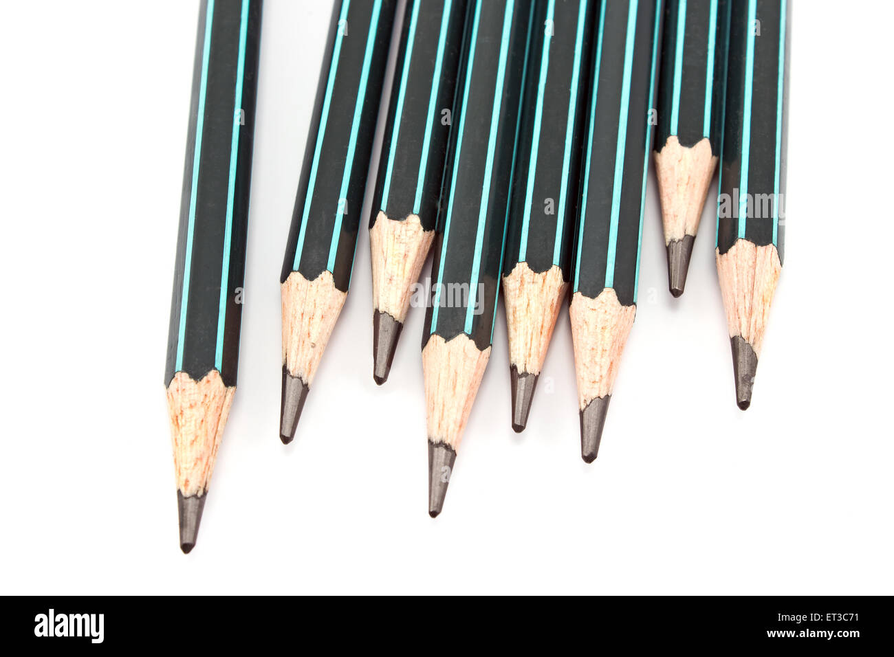 Schwarze hölzerne Bleistifte auf weiß Stockfoto