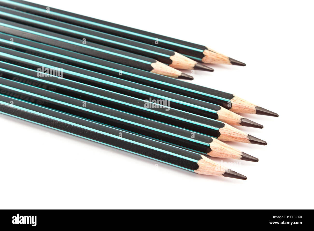 Schwarze hölzerne Bleistifte auf weiß Stockfoto