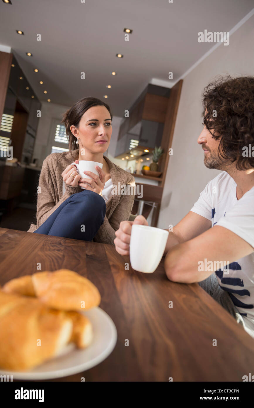 Mitte erwachsenes paar Tasse Kaffee am Frühstückstisch, München, Bayern, Deutschland Stockfoto