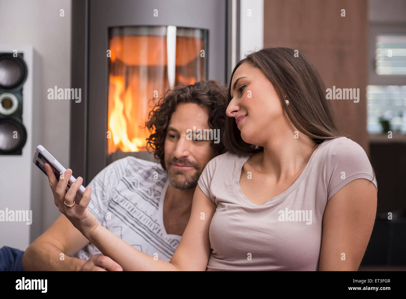 Mitte Erwachsene Frau mit Handy zu ihrem Mann, München, Bayern, Deutschland Stockfoto