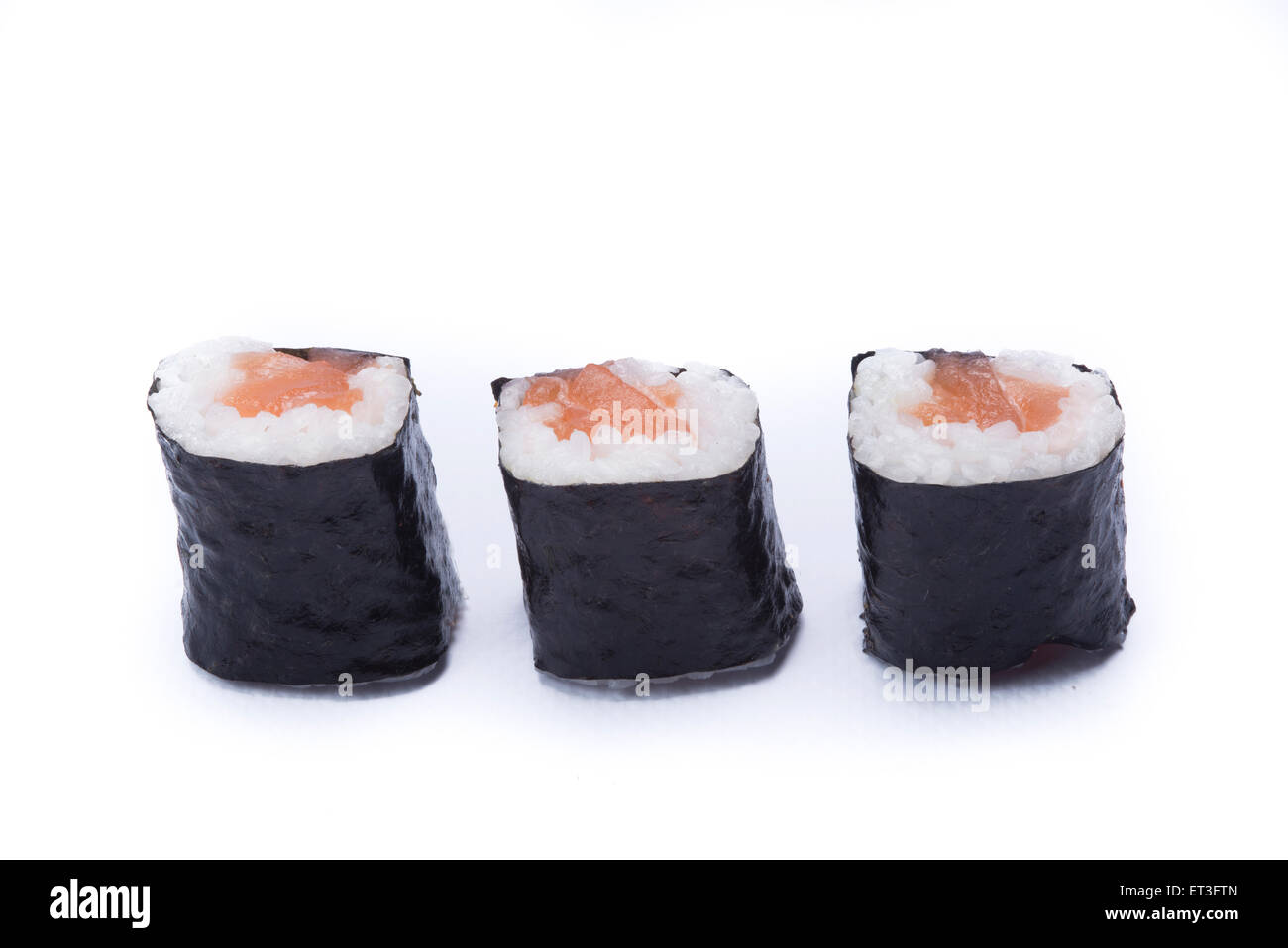 Sake Maki isoliert auf weißem Hintergrund Stockfoto