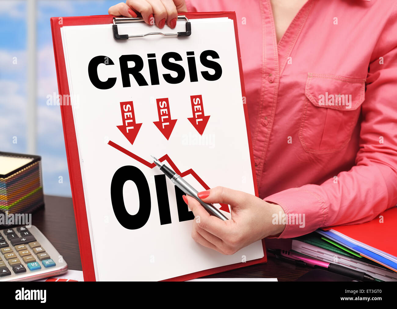 Frau mit Zwischenablage mit Zeichnung Krisenkonzept Stockfoto