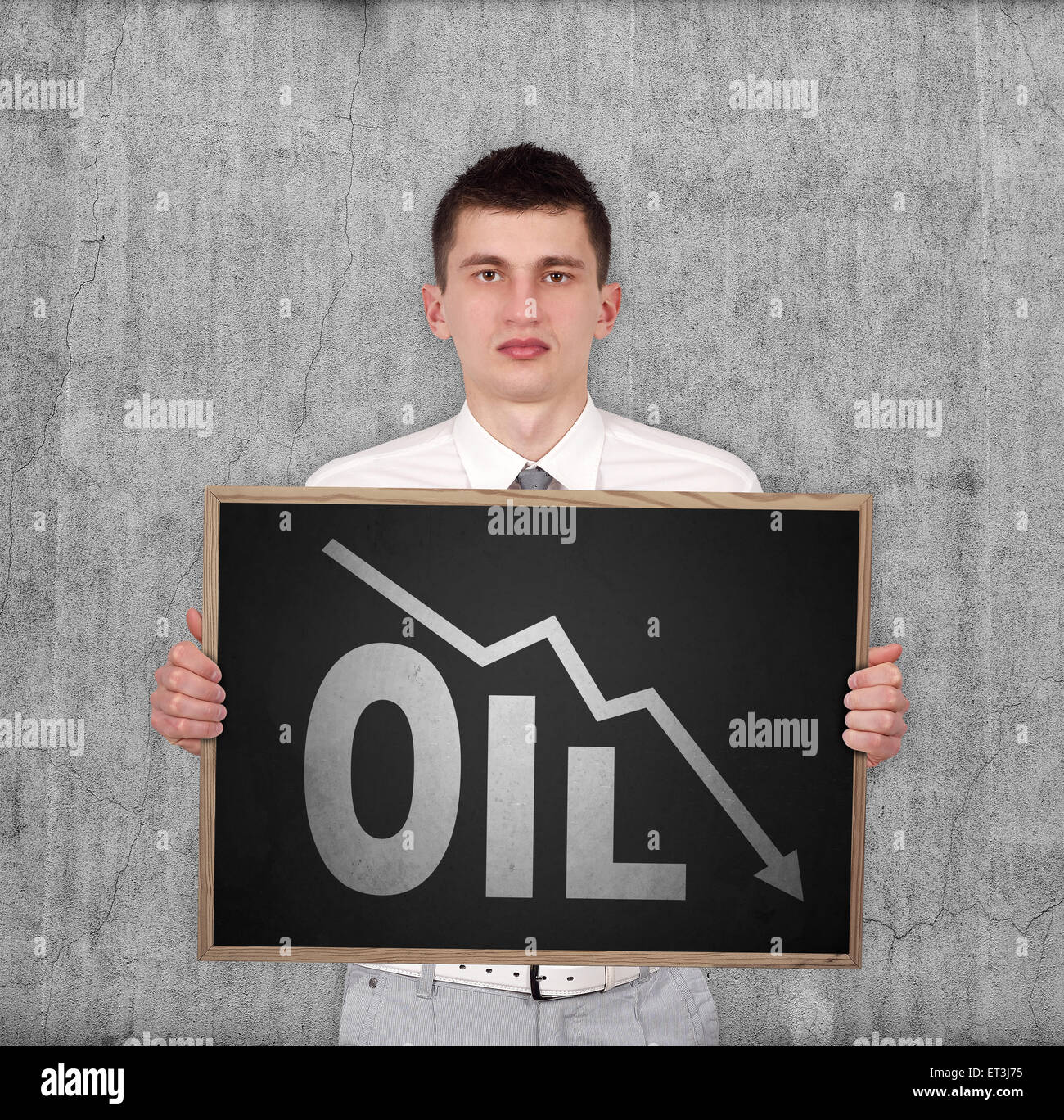 Geschäftsmann hält Tafel mit sinkenden Öl-Diagramm zeichnen Stockfoto