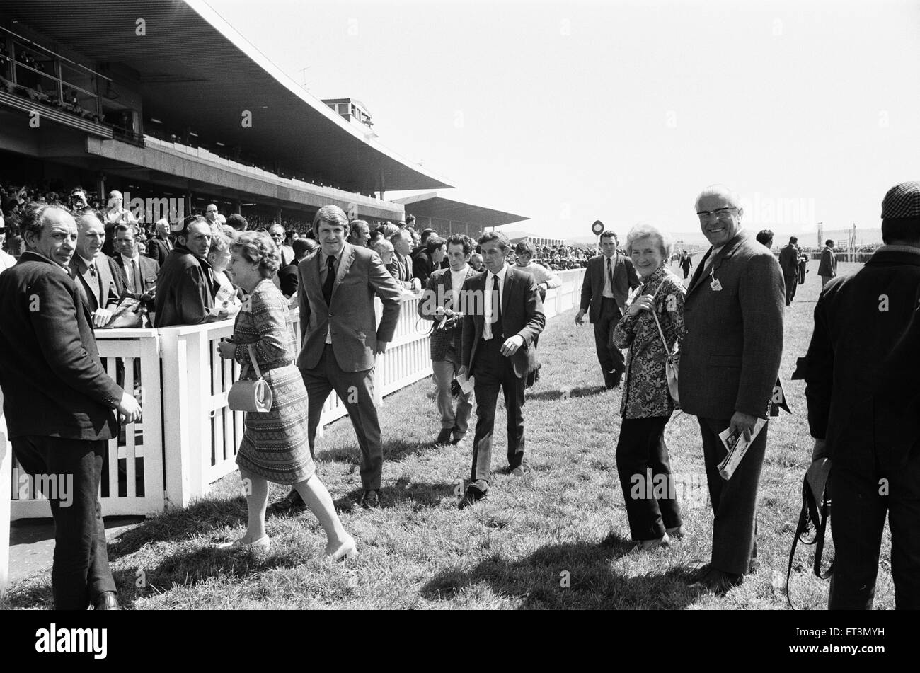 Eigentümer und besondere Gäste verlassen den Kurs vor dem Start des Rennens 1971 Andy Capp Handicap in Redcar 19. Juni 1971 Stockfoto