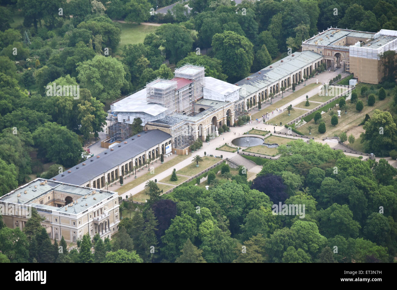 Blick auf die Orangerie, teilweise umgeben von Gerüsten, in Potsdam, Deutschland, 6. Juni 2015. Frederick William IV von Preußen hatte die Orangerie in Potsdam zwischen 1851 und 1864 erbaut. Foto: BERND SETTNIK/dpa Stockfoto