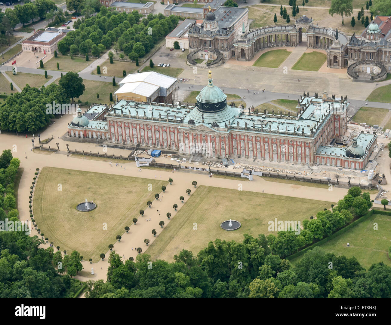 Potsdam, Deutschland. 6. Juni 2015. Das neue Palais in Potsdam, Deutschland, 6. Juni 2015, mit den renovierten Kolonnaden im Hintergrund abgebildet. Bauarbeiten auf dem Palast befindet sich auf der westlichen Seite der Park Sanssouci nach Abschluss des Siebenjährigen Krieges 1763 begann und endete im Jahre 1769. Foto: Bernd Settnik/Dpa/Alamy Live News Stockfoto