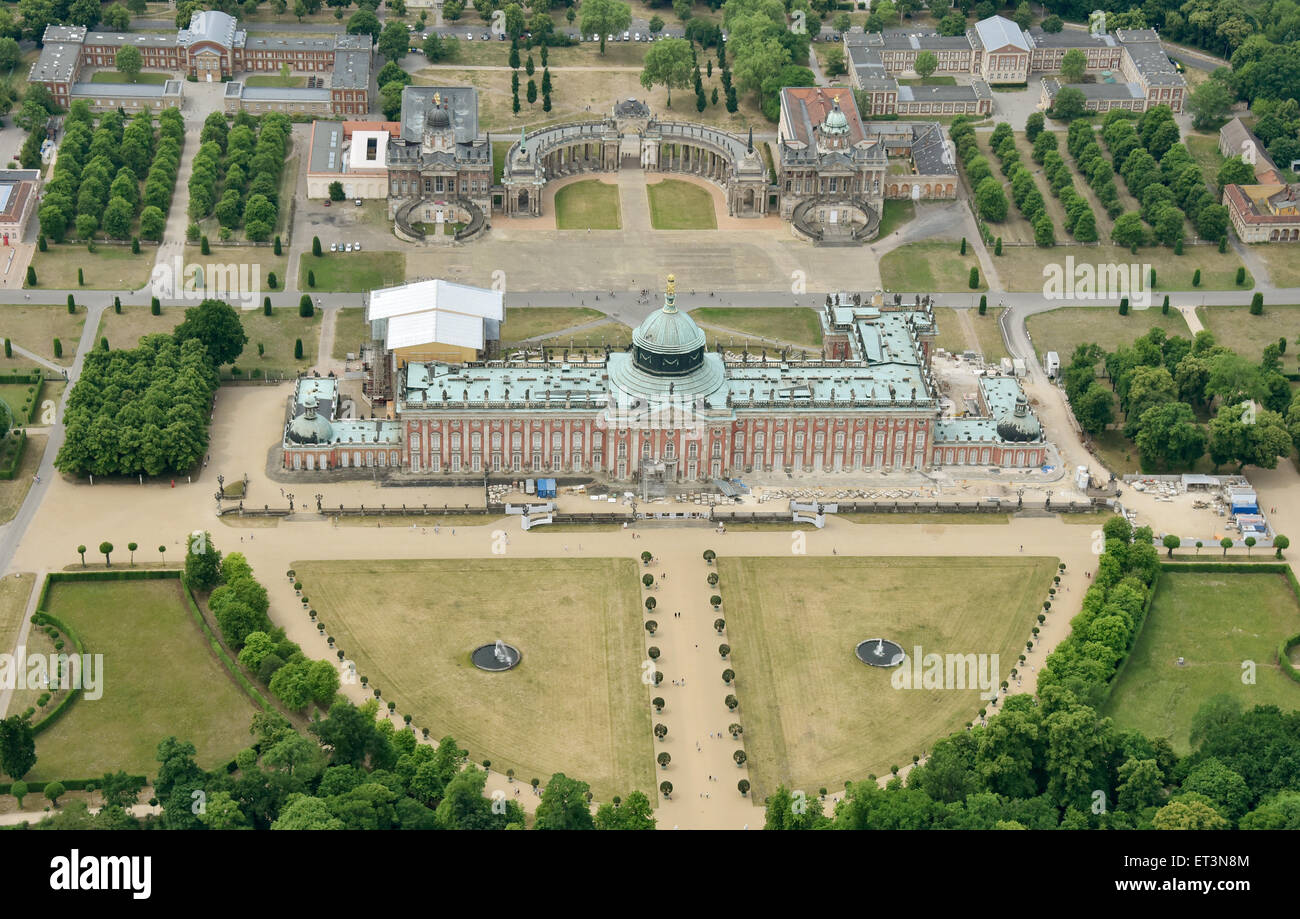 Potsdam, Deutschland. 6. Juni 2015. Das neue Palais in Potsdam, Deutschland, 6. Juni 2015, mit den renovierten Kolonnaden im Hintergrund abgebildet. Bauarbeiten auf dem Palast befindet sich auf der westlichen Seite der Park Sanssouci nach Abschluss des Siebenjährigen Krieges 1763 begann und endete im Jahre 1769. Foto: Bernd Settnik/Dpa/Alamy Live News Stockfoto