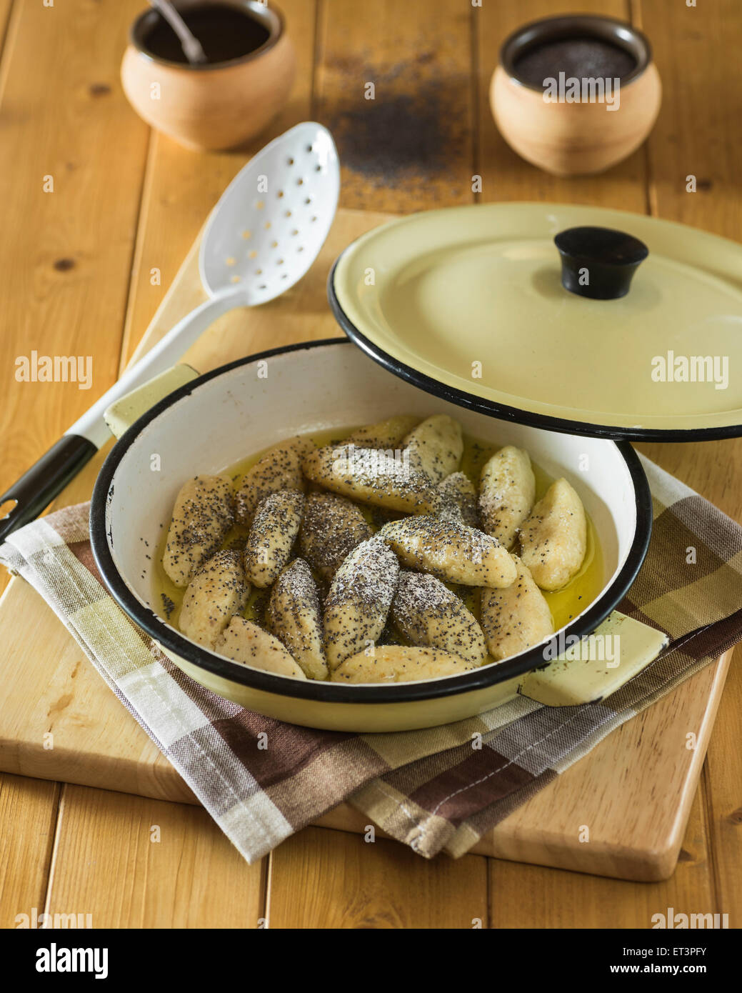 Skubánky. Kartoffelknödel mit Mohn. Mitteleuropa-Essen Stockfoto