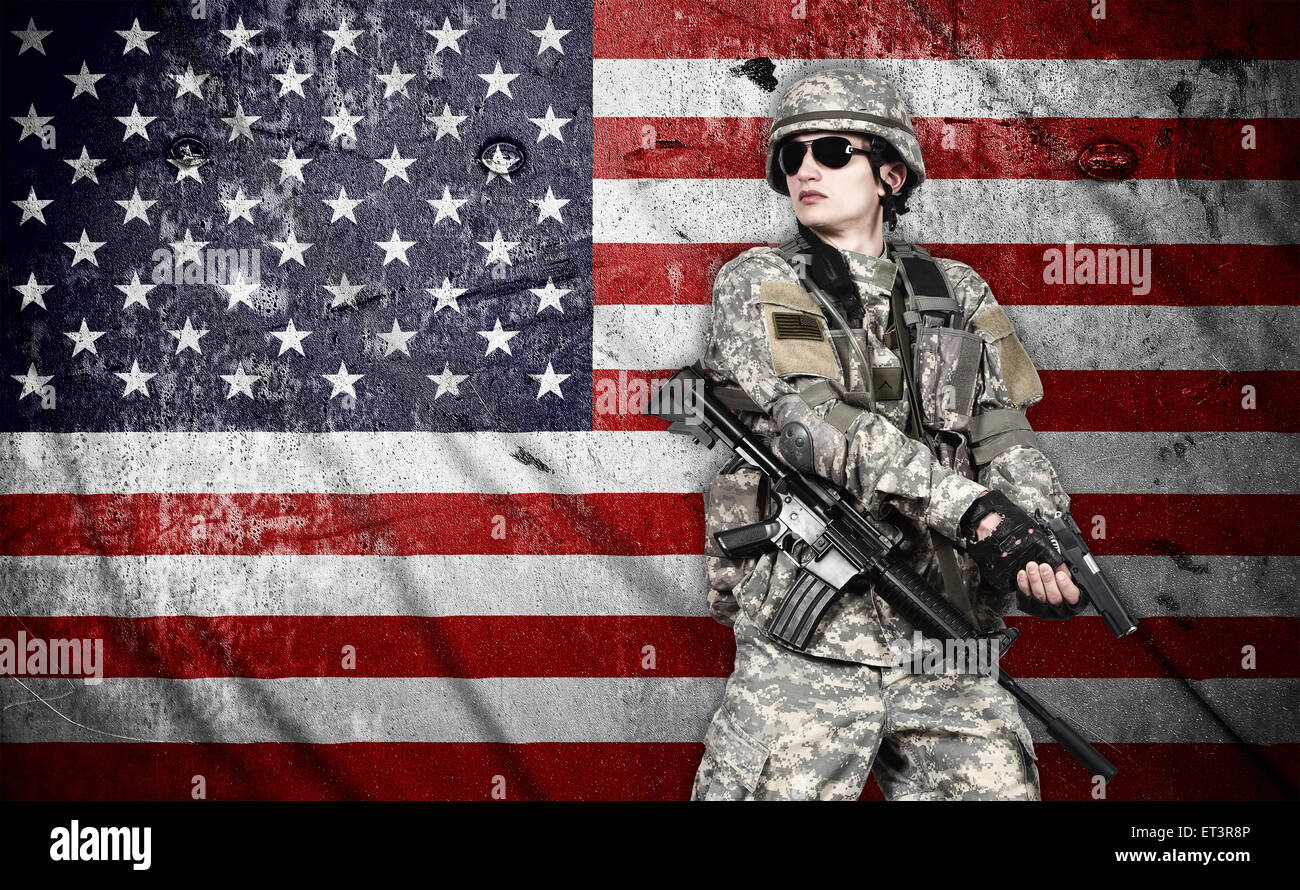 US-Soldat mit Gewehr auf eine amerikanische Flagge Hintergrund Stockfoto