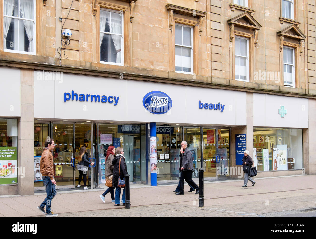 Stiefel Apotheke Apotheke Shop vorne mit Käufern, die draußen auf der High Street, Ayr, Ayrshire, Schottland, Großbritannien, Großbritannien Stockfoto