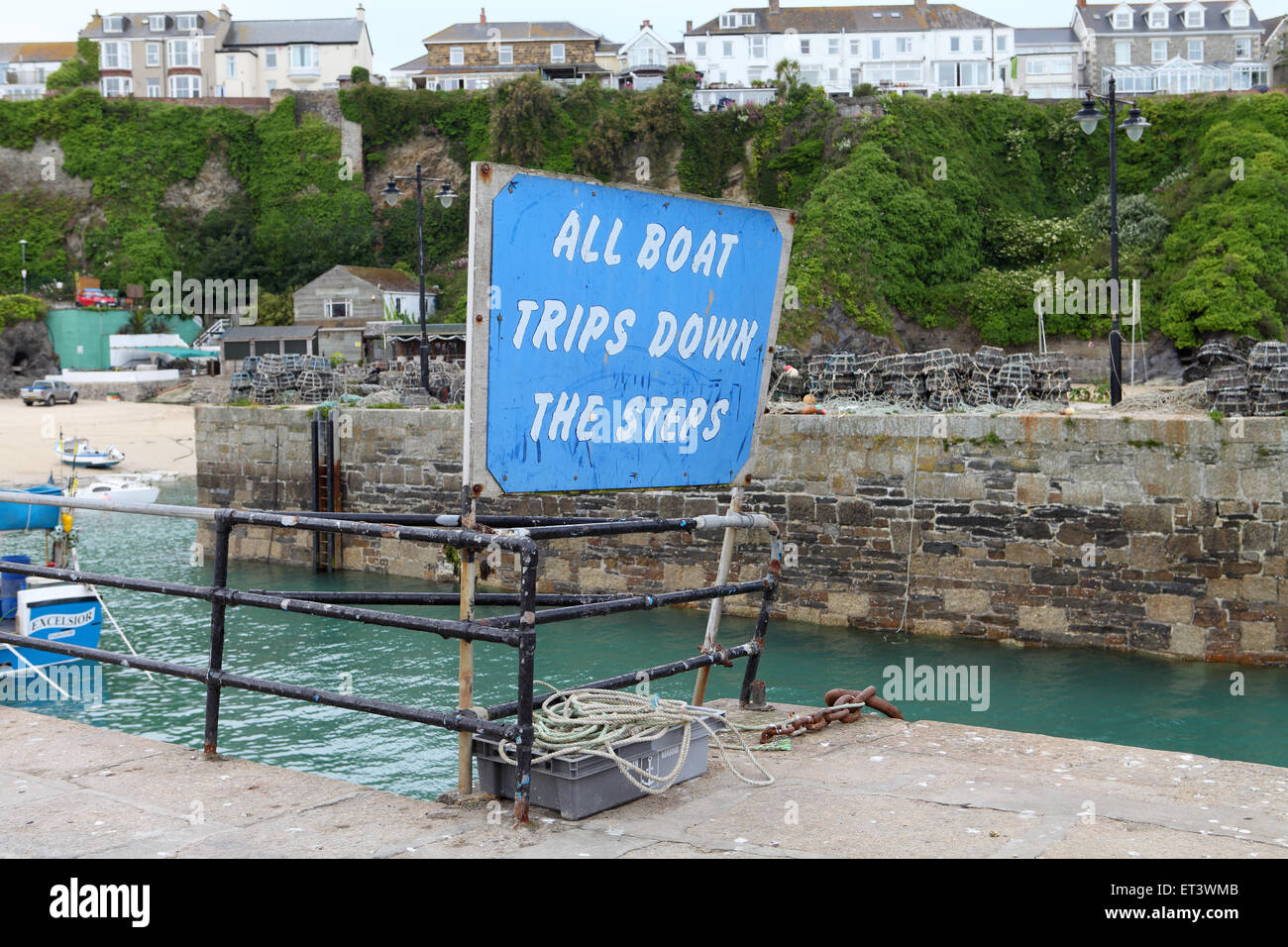 Zeichen für touristische Ausflüge mit dem Boot im Hafen von Newquay in Cornwall Stockfoto