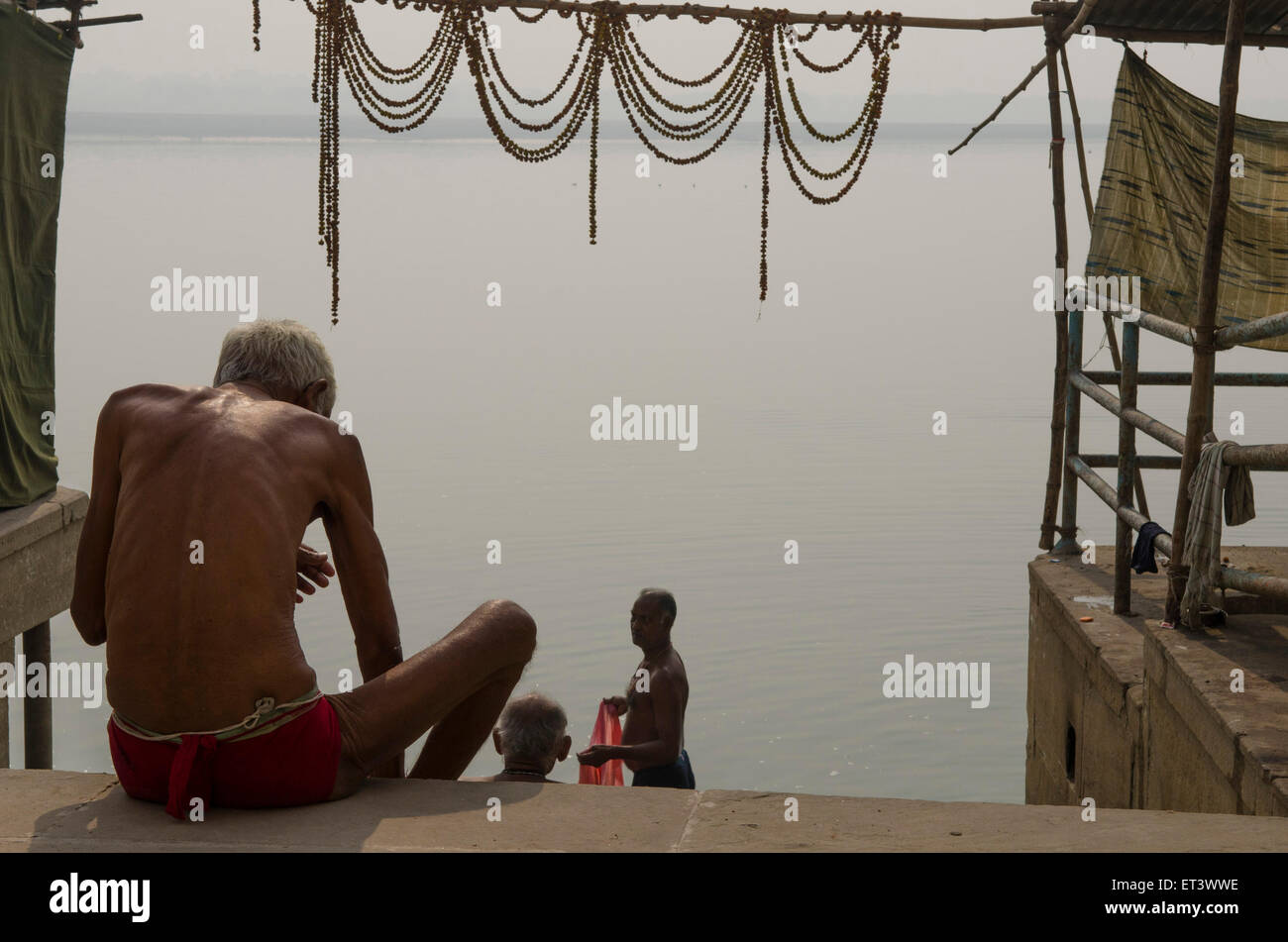 Männer vorbereiten, waschen, in den Ganges in Varanasi Stockfoto