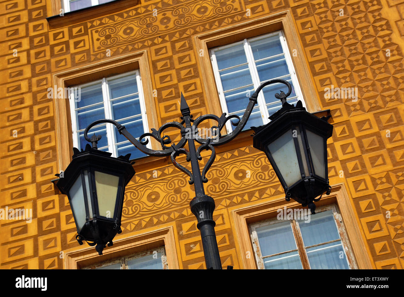 Stadthaus mit verzierten Wänden und einen Laternenpfahl in Schlossplatz in Warschau, Polen Stockfoto