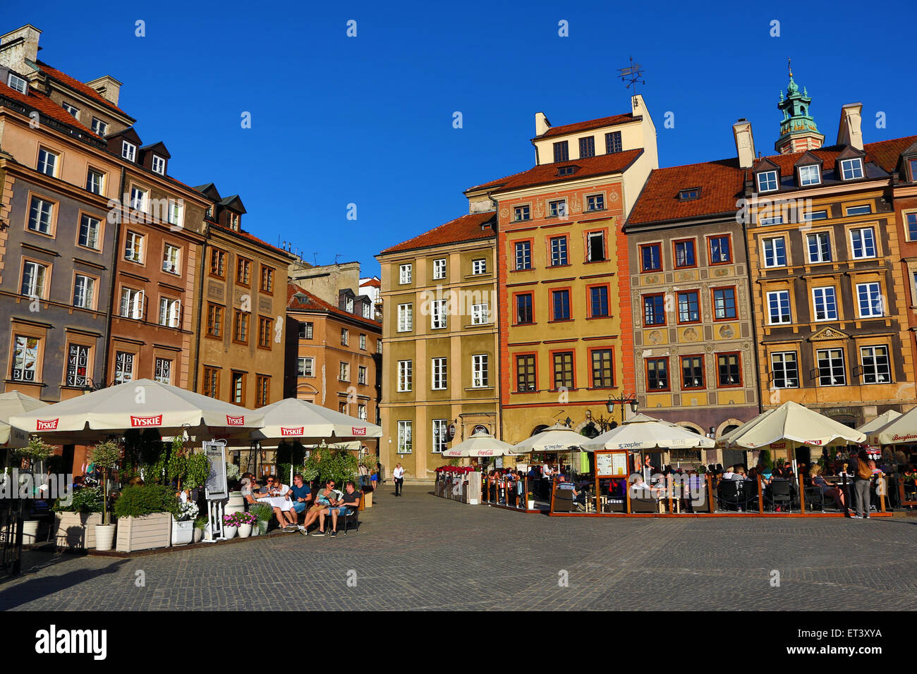 Traditionelle Häuser und Cafés im Old Town Market Place in Warschau, Polen Stockfoto