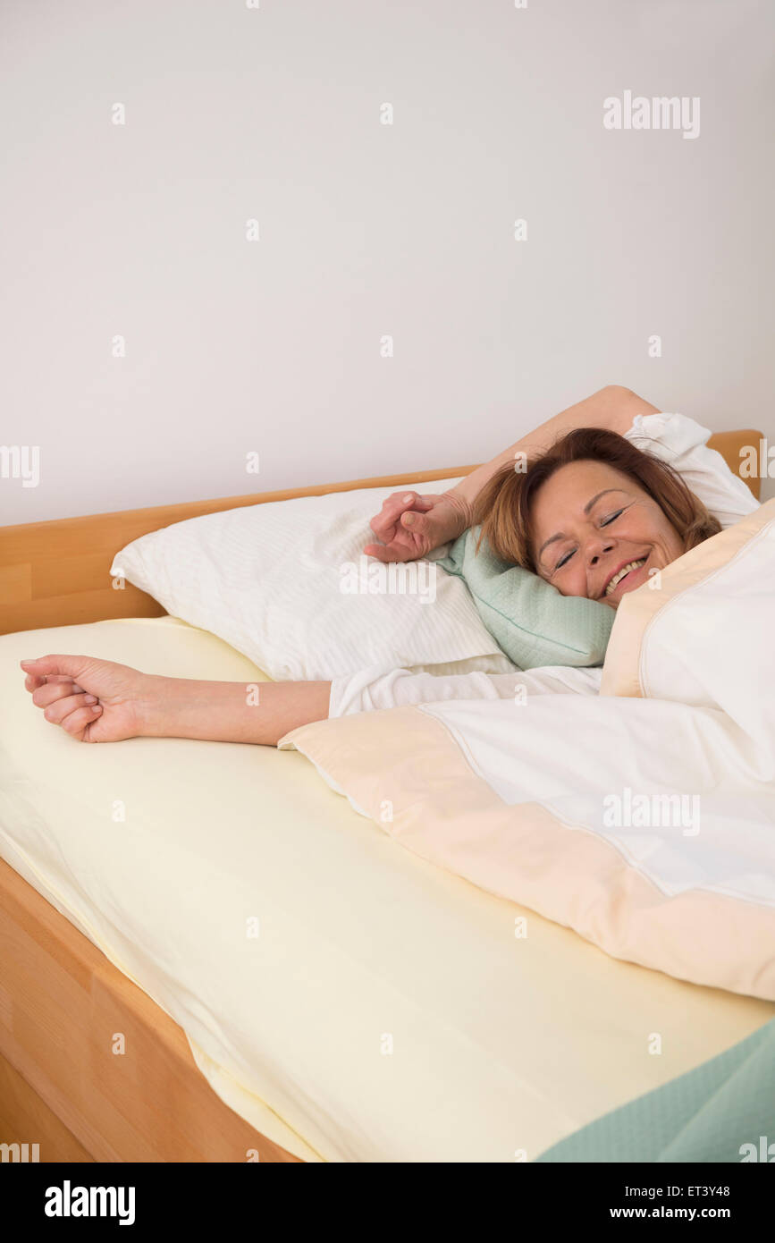 Ältere Frau schläft in ihrem Schlafzimmer, München, Bayern, Deutschland Stockfoto