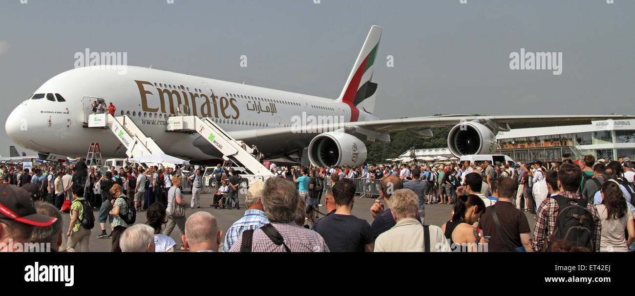 Schönefeld, Deutschland, vor einer Menschenmenge Airbus A380-800 der Fluggesellschaft Emirates Stockfoto