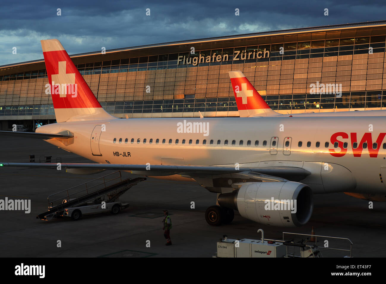 Zürich, Schweiz, Swiss-Flugzeuge vor dem Terminal des Flughafens Stockfoto