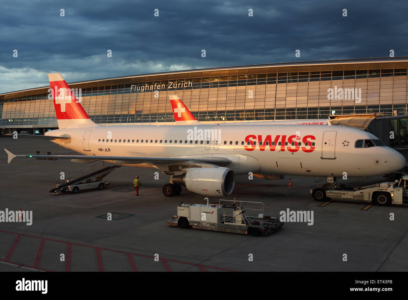 Zürich, Schweiz, Swiss-Flugzeuge vor dem Terminal des Flughafens Stockfoto