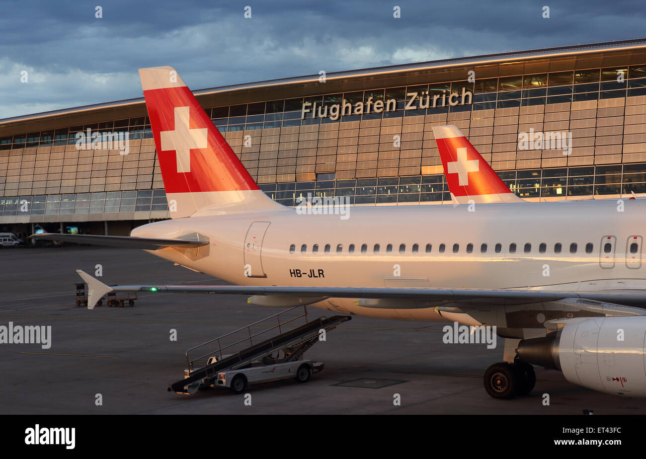 Zürich, Schweiz, Swiss-Flugzeuge vor dem Terminal des Flughafens Stockfoto