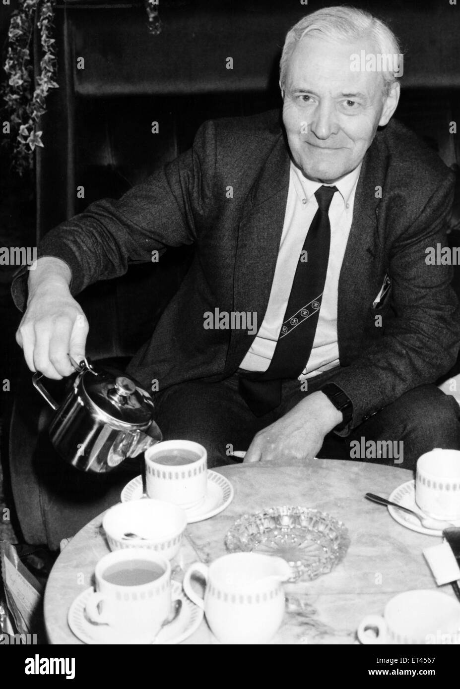 Tony Benn, war eine britische Labour-Partei Politiker ein Mitglied des Parlaments (MP) seit 50 Jahren, starb am 14. März 2014. Hier abgebildet mit einer Tasse Tee vor einem Fransen-treffen. Ca. 1988 Stockfoto