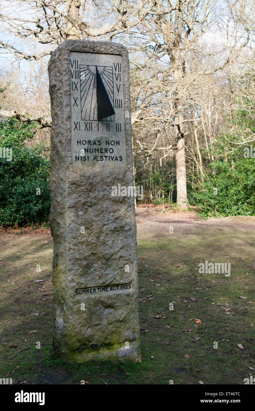 Willett Memorial Sonnenuhr in Pett Holz.  SIEHE DETAILS IN DER BESCHREIBUNG. Stockfoto