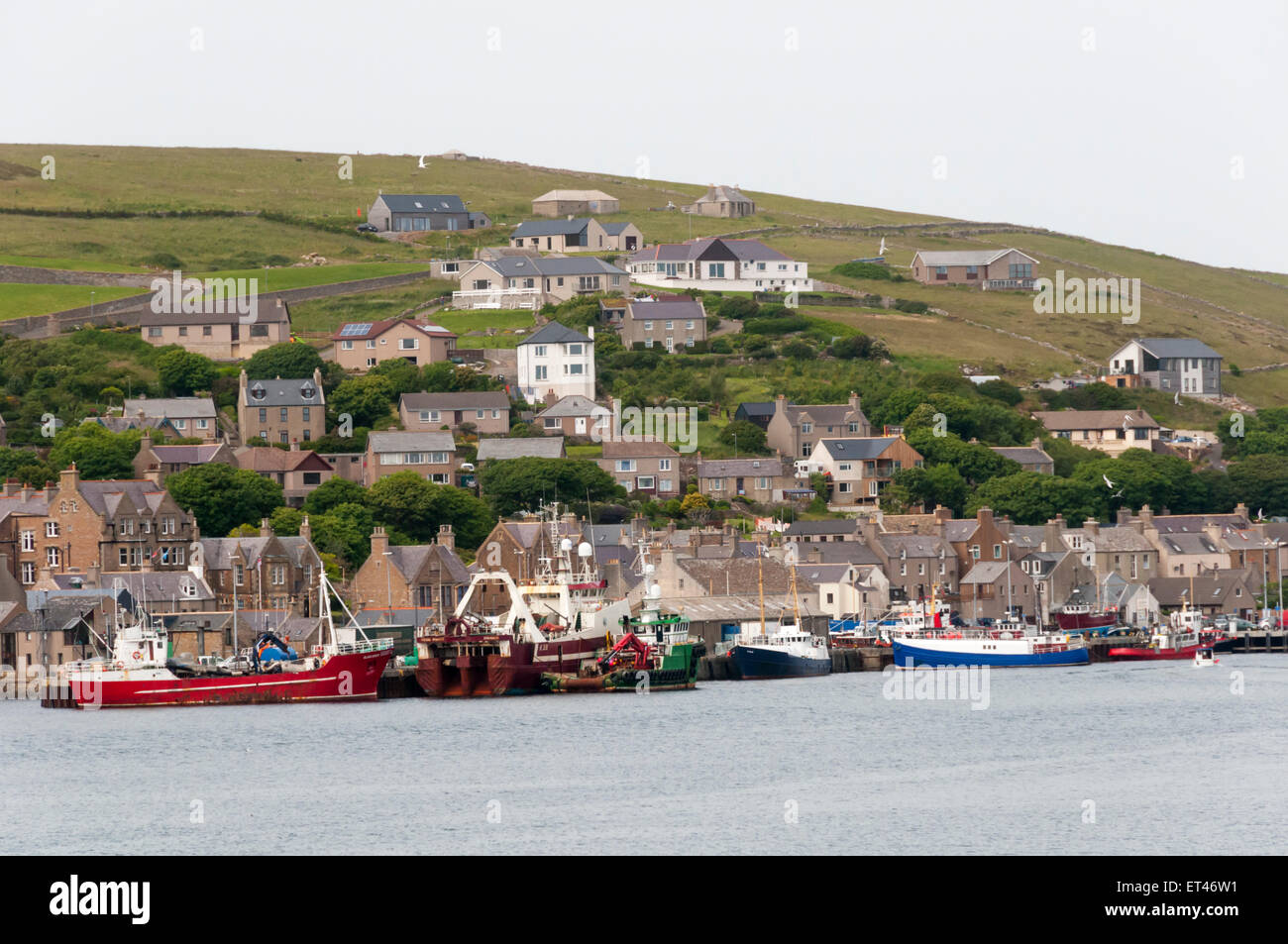 Die Stadt Stromness auf Orkney Festland, aus dem Meer gesehen. Stockfoto