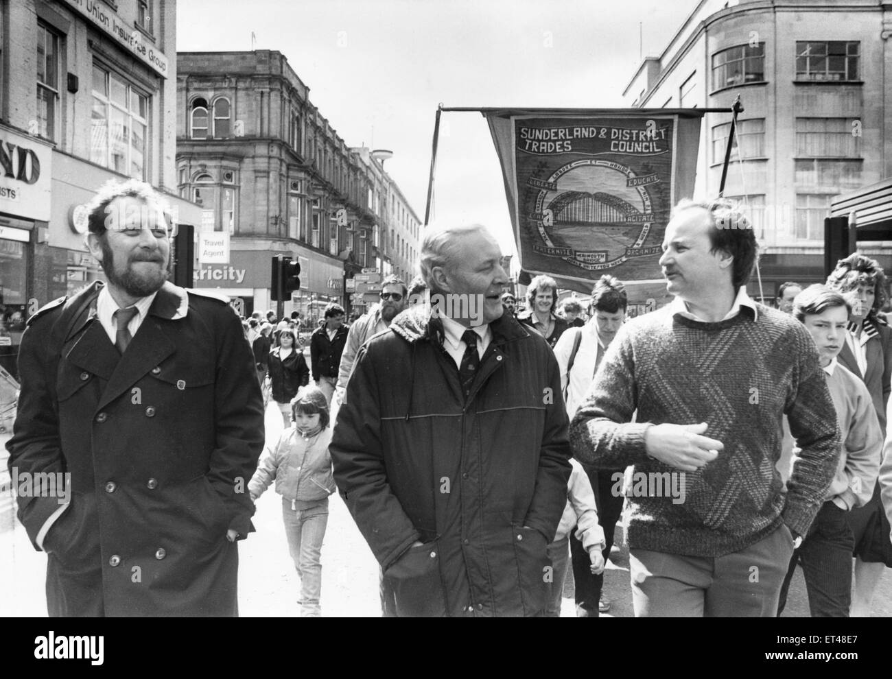 Tony Benn (Mitte) mit Sunderland Nord MP Bob Ton links () sehen hier an der Spitze der Maifeiertag Parade in Sunderland 2. Mai 1987 Stockfoto