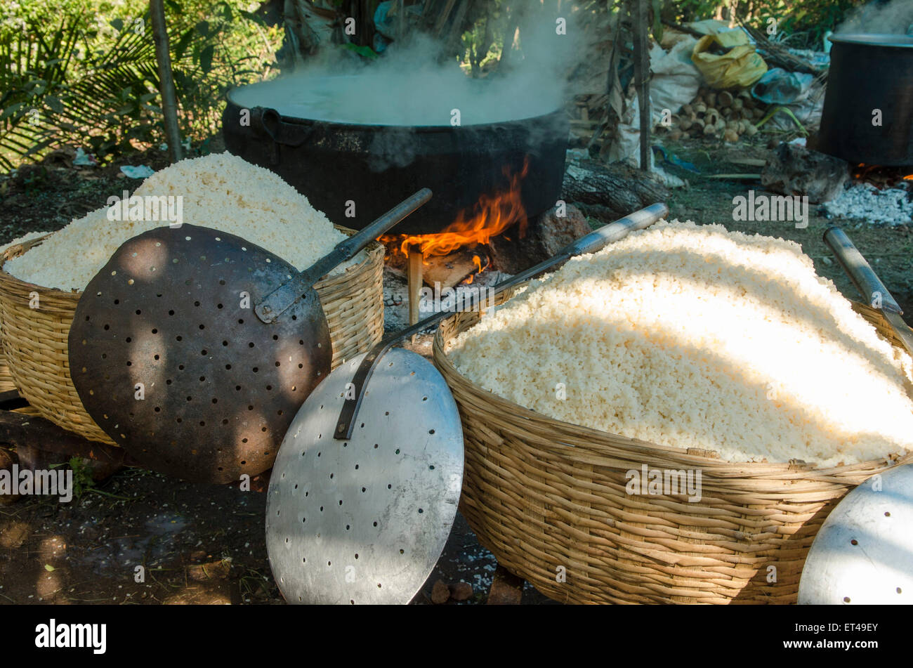 riesige Bottiche aus Reis und Curry sind für ein religiöses Fest für die alte Tradition des Thayyam von Malabar vorbereitet. Stockfoto