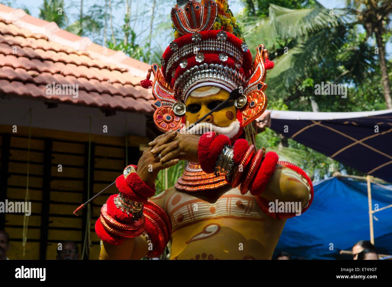 Tänzer an die alte Tradition des Thayyam von Malabar im nördlichen Kerrala Stockfoto