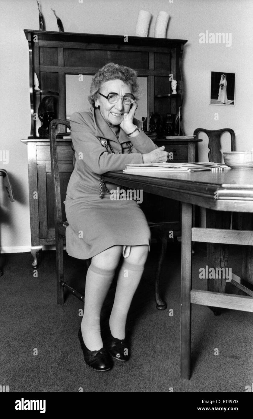 Stadträtin Doris Starkey, Lord Mayor of Newcastle, an einem Tisch sitzen. 22. November 1978. Stockfoto
