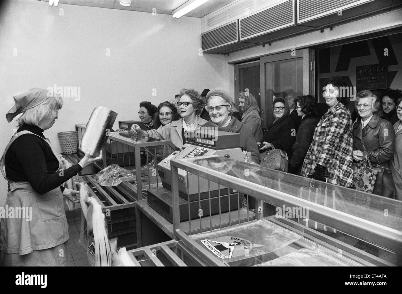 DIE siebziger Jahre waren eine Zeit des Streiks, und im Dezember 1974, die großen nationalen Bäcker beschlossen, nachziehen, fordern eine 66 % Lohnerhöhung. Mitarbeiter von größeren Firmen hatte leere Regale und Dutzende von Kunden abwenden. Kleine Bäckereien waren Arbeiten aus dem Ruder aber nicht in der Lage, die Nachfrage als Geschäfte rief in für zusätzliche Lieferungen. Als Hausfrauen beschlossen, ihr eigenes Brot backen, stiegen die Verkaufszahlen der Hefe. (Bild) Brot-Warteschlangen in warmen Brot-Küchen in Corporation Square, Birmingham. 3. Dezember 1974 Stockfoto