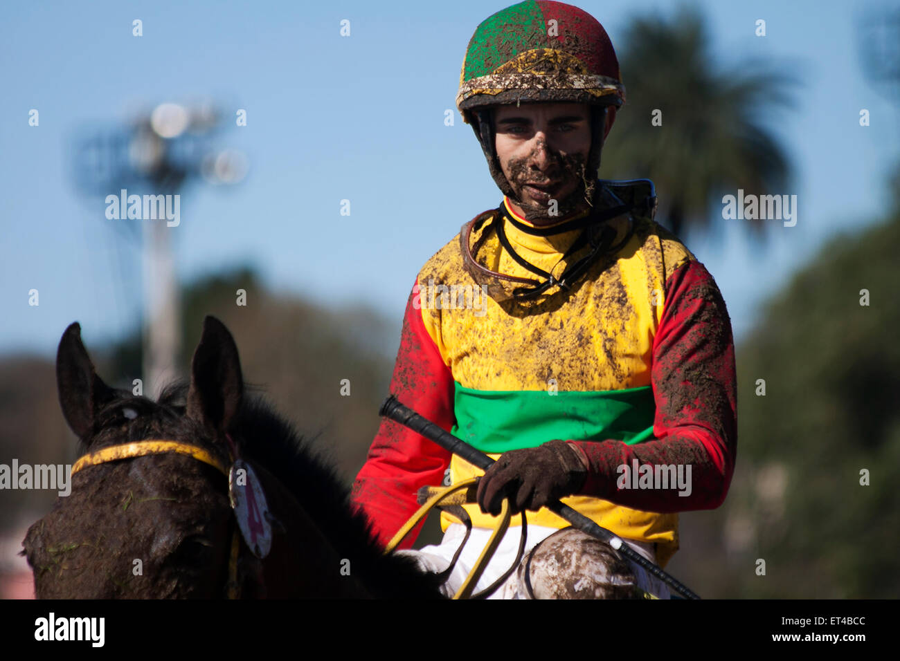 Schlammigen Reiter. Traurigen Blick.  Grimasse. Verlierer, schmutzig, Enttäuschung, farbenfrohen, sonnigen Tag Stockfoto