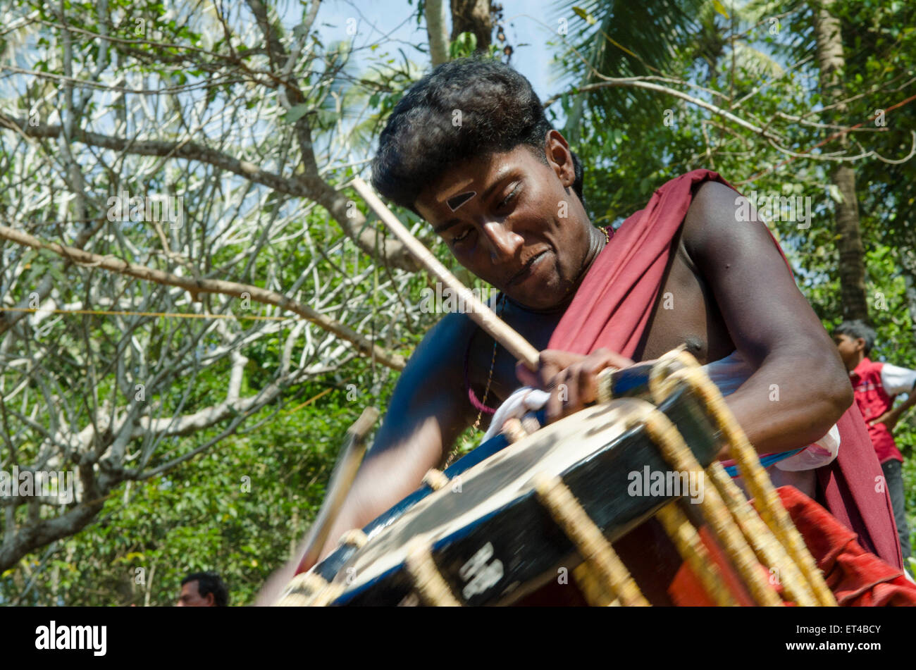 Schlagzeuger Schlagzeug in die Tänzer an die alte Tradition des Thayyam von Malabar im nördlichen Kerrala Stockfoto