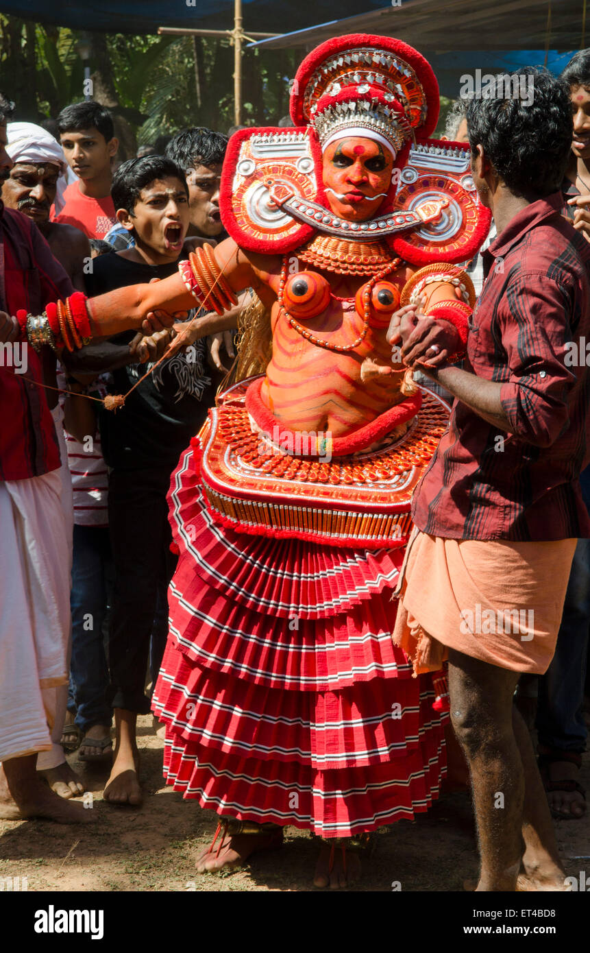ein Tänzer ist gedrückt und gezogen als Teil der alten Tradition des Thayyam von Malabar im nördlichen Kerrala Stockfoto