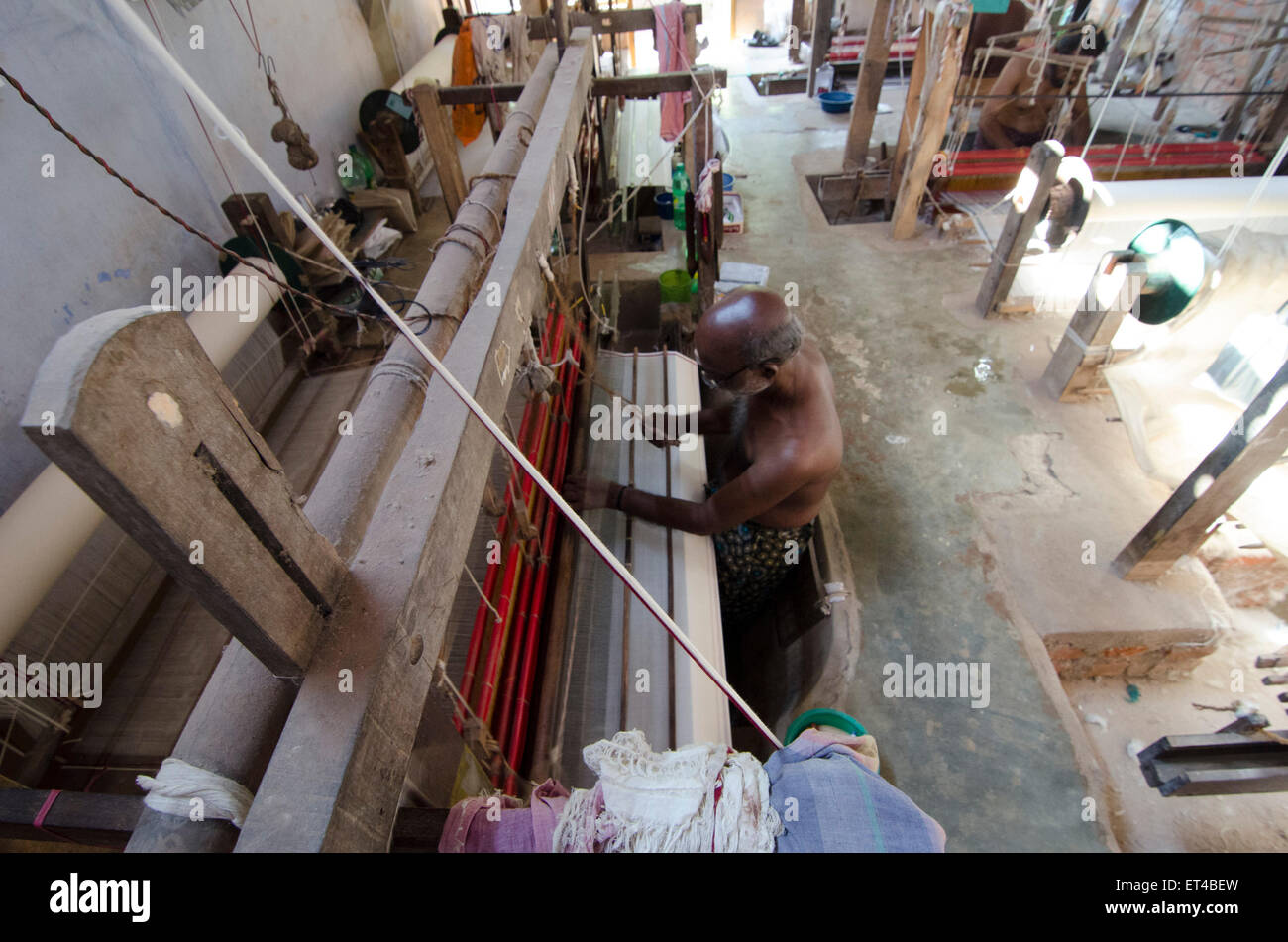 Menschen verwenden eine traditionelle Grube Handwebstuhl in einer Fabrik in der Handwebstuhl Kolonie in Balaramapurum Stockfoto