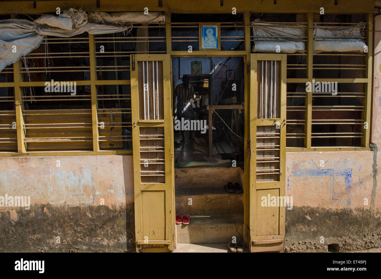 Der Eingang zu einem Handwebstuhl-Fabrik in Balaramapurum Stockfoto