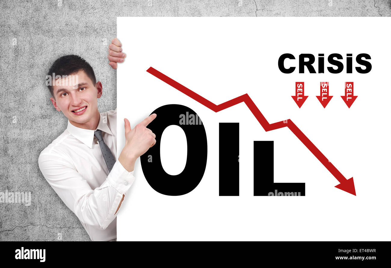 Geschäftsmann auf Plakat mit sinkenden Öl-Chart, Krisenkonzept zeichnen Stockfoto