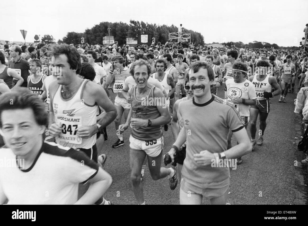 Mersey Marathon läuft zum ersten Mal seit den 1960er Jahren, mit mehr als 3.000 Läufer bereit, der 26 Meile Strecke von Sefton Park in Bootle und zurück zu bewältigen. Die Veranstaltung wurde von Derek Johnston Vorsitzender der Alder Hey Hospital Liga der Freunde, als eine Möglichkeit der Beschaffung von Mitteln Res errichtet. 24. September 1982 Stockfoto