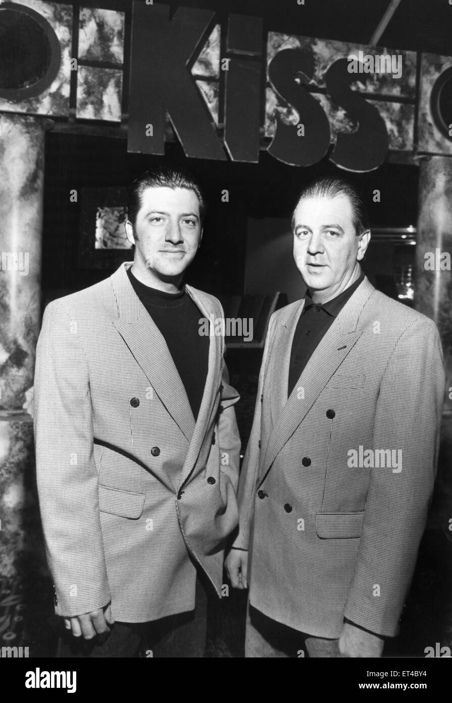 Nachtclub-Manager Graeme Davies und John Davies zu küssen (rechts) 16. November 1992 Stockfoto