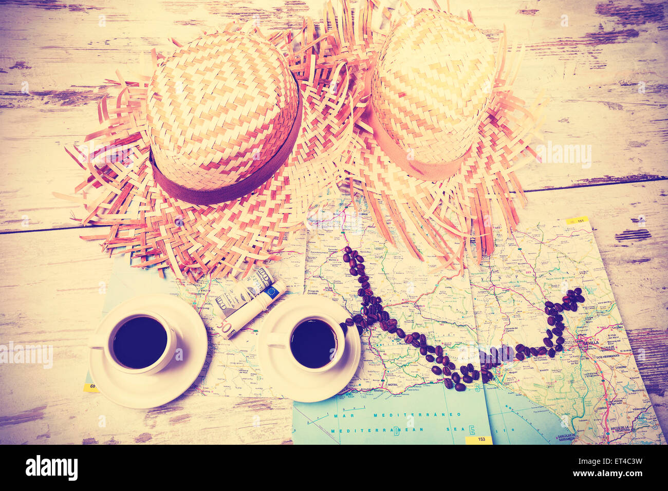 Vintage Instagram stilisierte Sommer-Abenteuer-Konzept mit Kaffees, Karte, Geld und Hüte auf Holztisch. Stockfoto