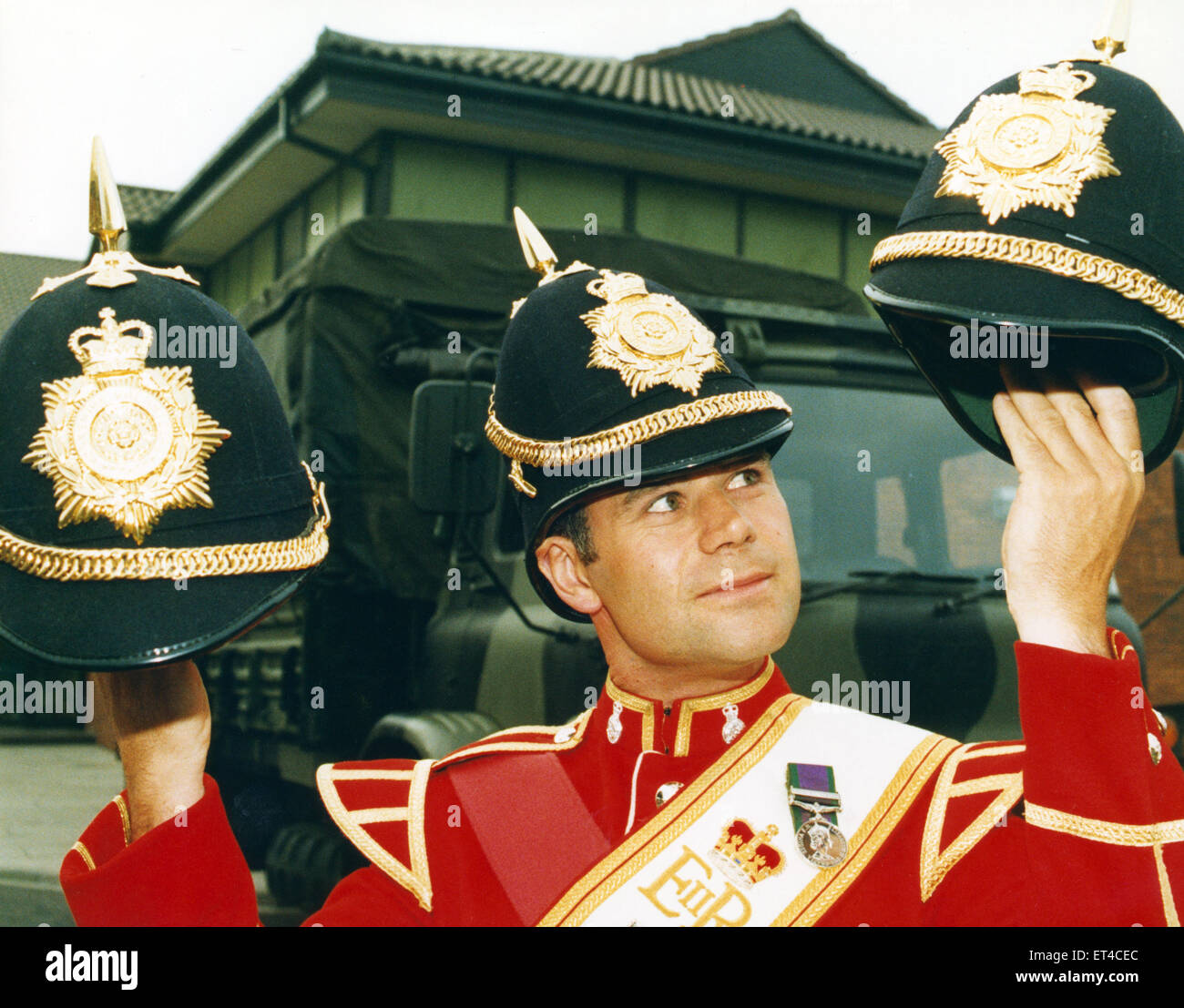 Wenn der Helm passt bitte tragen Sie es - das ist die aktuelle Fanfare von den Soldaten die ersten Bataillon der Yorkshire Freiwilligen. Derzeit mit Sitz in York, ist die territoriale Bataillon 25-j hrige HQ Company ganz eingestellt, um Lager zu Coulby Newham im August zu verschieben. Aber das Mittel verlieren einige erfahrene Mitglieder und nun die Suche ist für Cleveland basierte Ersatz. Drum Major Malcolm Cooper ist auf der Suche nach einige Köpfe, diese Helme vor dem großen Umzug der Zug zu füllen. 22. Juni 1992. Stockfoto