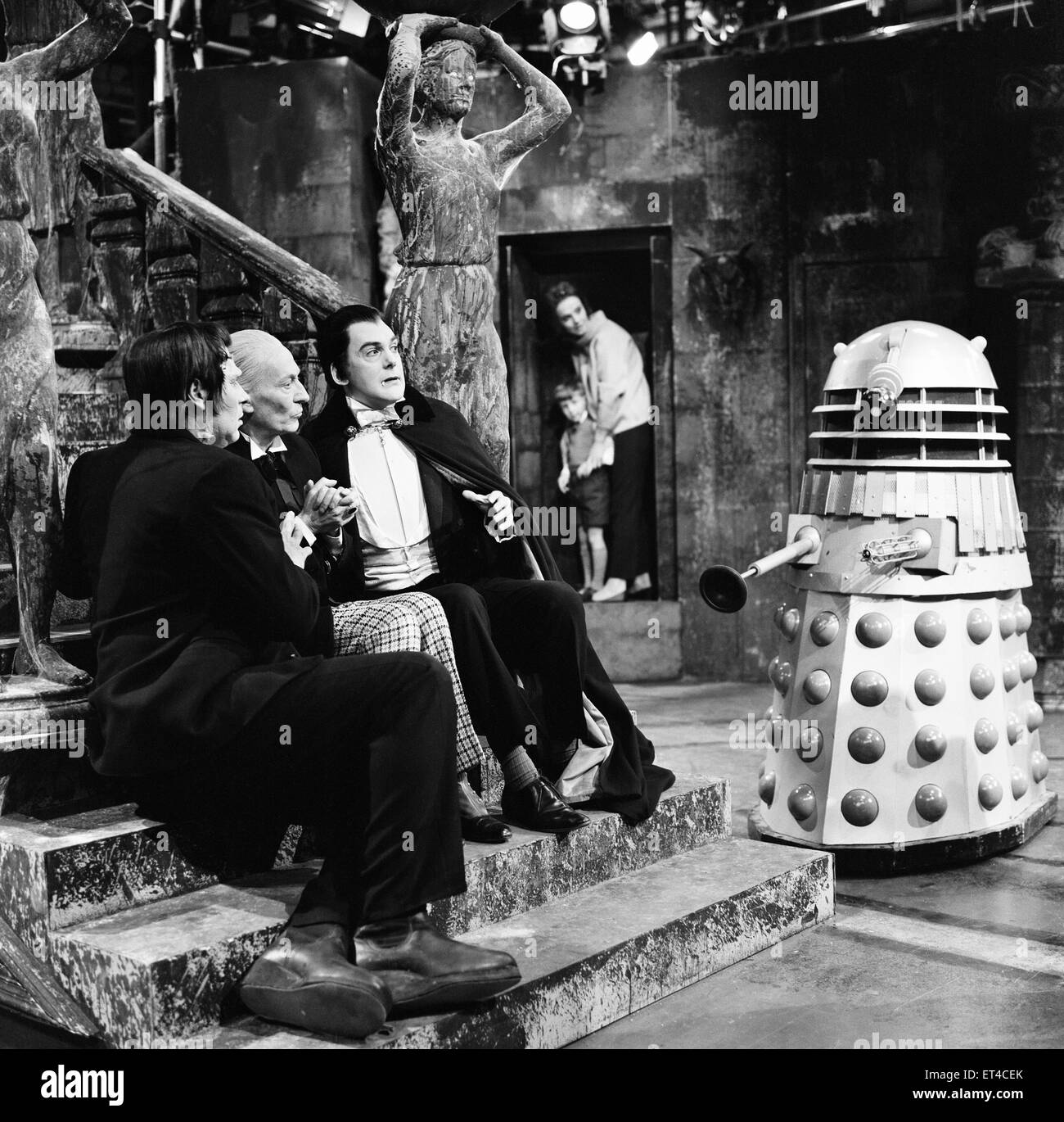Schauspieler William Hartnell - der erste Arzt - während der Proben im Fernsehzentrum 21. Mai 1965 abgebildet. Dr Who Geschichte - Chase, The Daleks, Frankenstein, gespielt von John Maxim & Count Dracula Darsteller gespielt von Malcolm Rogers. Stockfoto