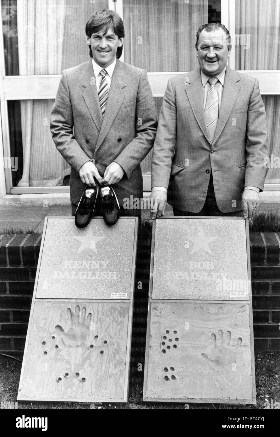 Liverpool Manager Bob Paisley und Kenny Dalglish, von einem Liverpool zwei all-star Cast, die ihre eigenen personalisierten Pflastersteine für der Stadt "Pathway of Honour" 19. Mai 1983 gemacht. Stockfoto